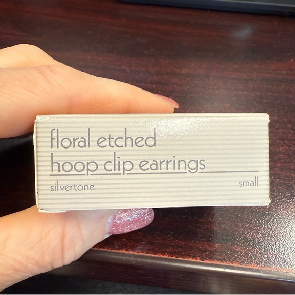 Avon Silvertone  Floral Engraved hoop clip Earrings size small NIB 1992 - Picture 4 of 5